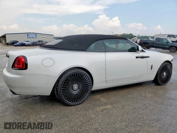 ✅ 2017 Rolls-Royce Dawn • VIN: SCA666D52HU102915 • Lot: 66214985. Wystawiony na Copart z przebiegiem 36 496 mil. Bezpłatny archiwum sprzedaży aukcyjnych z USA i szczegółowy raport historii pojazdu na DreamBid. Zdjęcie 3.