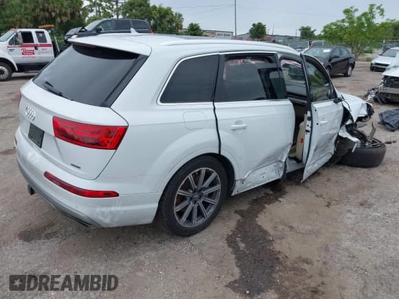 ✅ 2018 Audi Q7 Premium Plus • VIN: WA1LHAF73JD031666 • Lot: 42400628. Wystawiony na IAAI z przebiegiem 116 204 mil. Bezpłatny archiwum sprzedaży aukcyjnych z USA i szczegółowy raport historii pojazdu na DreamBid. Zdjęcie 4.