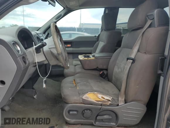 ✅ 2006 Ford F-150 XL • VIN: 1FTPX12V56NB61724 • Lot: 72009365. Wystawiony na Copart z przebiegiem 231 933 mil. Bezpłatny archiwum sprzedaży aukcyjnych z USA i szczegółowy raport historii pojazdu na DreamBid. Zdjęcie 7.