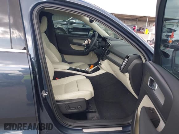 ✅ 2022 Volvo XC40 Inscription • VIN: YV4162UL4N2697409 • Лот: 43710282. Опубликован ранее на IAAI с пробегом 11 350 миль. Бесплатный доступ к архиву аукционных продаж из США и подробный отчёт об истории автомобиля на DreamBid. Изображение 5.