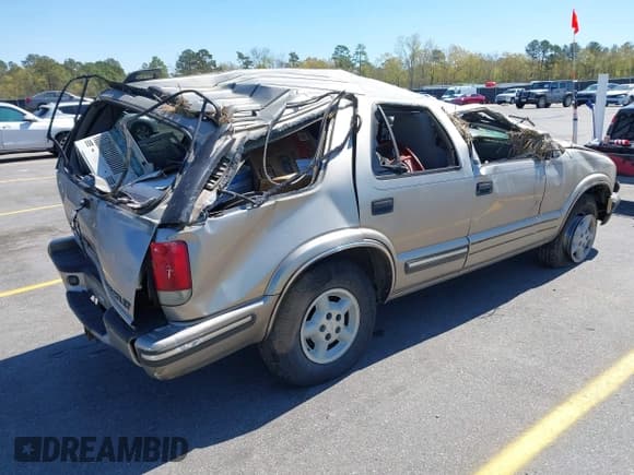 ✅ 1999 Chevrolet Blazer Trailblazer • VIN: 1GNDT13W4X2162282 • Lot: 41863705. Wystawiony na IAAI z przebiegiem 220 358 mil. Bezpłatny archiwum sprzedaży aukcyjnych z USA i szczegółowy raport historii pojazdu na DreamBid. Zdjęcie 4.