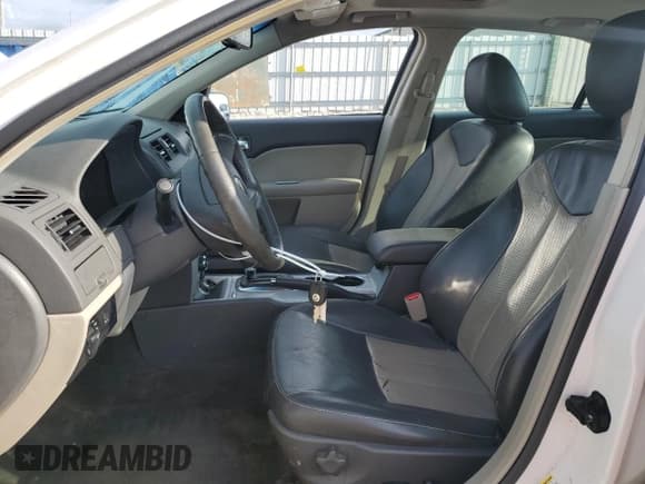 ✅ 2010 Mercury Milan Hybrid • VIN: 3MEDM0L35AR623836 • Lot: 64739685. Wystawiony na Copart z przebiegiem 178 808 mil. Bezpłatny archiwum sprzedaży aukcyjnych z USA i szczegółowy raport historii pojazdu na DreamBid. Zdjęcie 7.