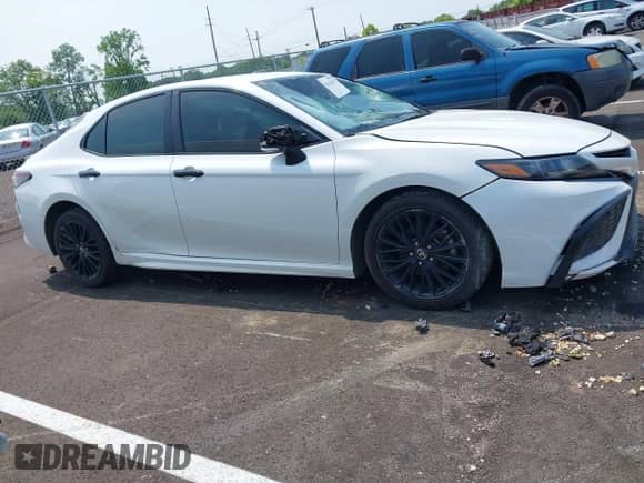 2022 Toyota Camry SE z VIN 4T1G11AK0NU054329, wystawiony jako IAAI lot #42342363 z przebiegiem 105 909 mil mil oraz . Historia ofert i sprzedaży dostępna na DreamBid. Obrazek 13.