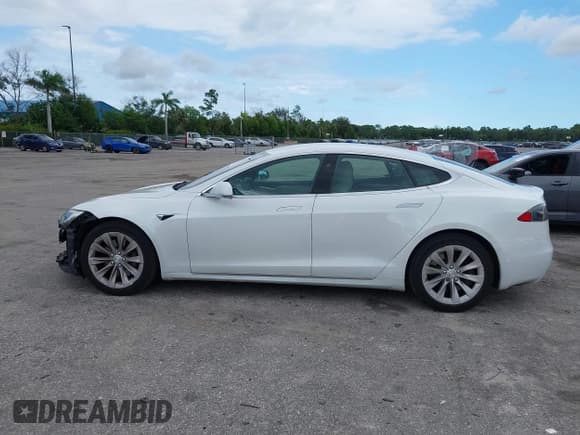✅ 2016 Tesla Model S 70 • VIN: 5YJSA1E13GF176212 • Lot: 43353185. Wystawiony na IAAI z przebiegiem 92 671 mil. Bezpłatny archiwum sprzedaży aukcyjnych z USA i szczegółowy raport historii pojazdu na DreamBid. Zdjęcie 15.