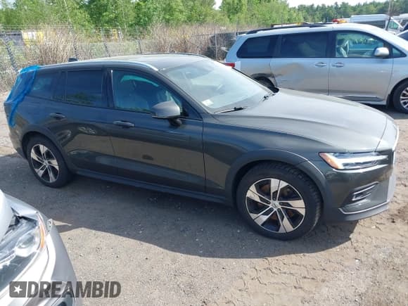 ✅ 2021 Volvo V60 • VIN: YV4102WK1M1071620 • Lot: 42354999. Wystawiony na IAAI z przebiegiem 48 332 mil. Bezpłatny archiwum sprzedaży aukcyjnych z USA i szczegółowy raport historii pojazdu na DreamBid. Zdjęcie 13.