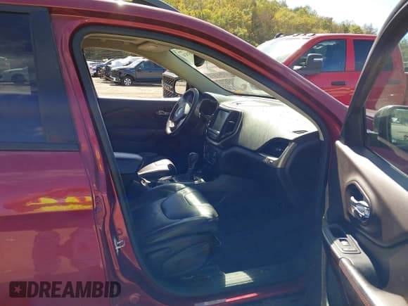 ✅ 2014 Jeep Cherokee Trailhawk • VIN: 1C4PJMBS5EW201768 • Lot: 43351924. Wystawiony na IAAI z przebiegiem 74 986 mil. Bezpłatny archiwum sprzedaży aukcyjnych z USA i szczegółowy raport historii pojazdu na DreamBid. Zdjęcie 5.