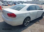 ✅ 2015 Volkswagen Passat S • VIN: 1VWAT7A31FC113442 • Lot: 42371616. Wystawiony na IAAI z przebiegiem 157 894 mil. Bezpłatny archiwum sprzedaży aukcyjnych z USA i szczegółowy raport historii pojazdu na DreamBid. Zdjęcie 4.