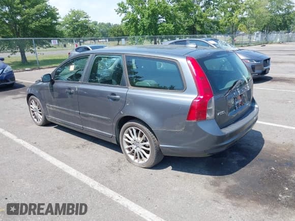 ✅ 2010 Volvo V50 • VIN: YV1390MW3A2527032 • Лот: 42801610. Опубликован ранее на IAAI с пробегом 167 568 миль. Бесплатный доступ к архиву аукционных продаж из США и подробный отчёт об истории автомобиля на DreamBid. Изображение 3.