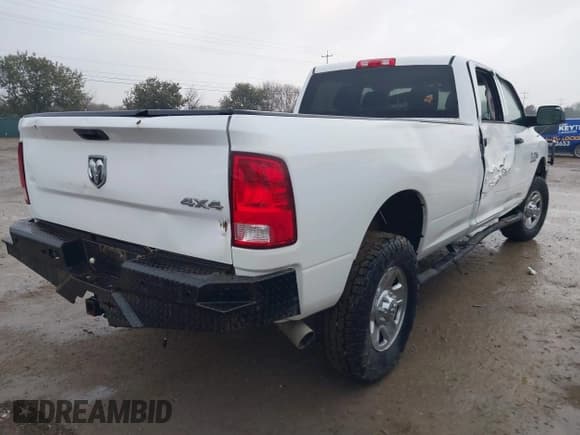 ✅ 2018 Ram 2500 Tradesman • VIN: 3C6UR5HL4JG390088 • Лот: 41471658. Опубликован ранее на IAAI с пробегом 227 663 миль. Бесплатный доступ к архиву аукционных продаж из США и подробный отчёт об истории автомобиля на DreamBid. Изображение 4.
