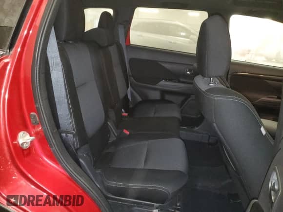 2018 Mitsubishi Outlander ES z VIN JA4AZ3A30JZ031714, wystawiony jako Copart lot #70877675 z przebiegiem 93 124 mil mil oraz Szkoda całkowita • Salvage title. Historia ofert i sprzedaży dostępna na DreamBid. Obrazek 11.