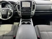 ✅ 2021 Nissan Titan SV • VIN: 1N6AA1EF2MN509484 • Lot: 50758485. Wystawiony na Copart z przebiegiem 33 195 mil. Bezpłatny archiwum sprzedaży aukcyjnych z USA i szczegółowy raport historii pojazdu na DreamBid. Zdjęcie 8.