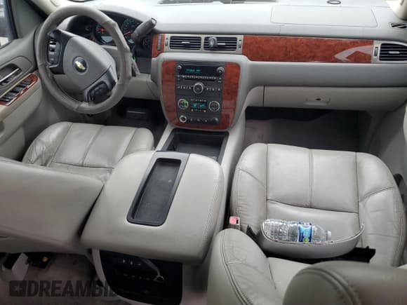 ✅ 2010 Chevrolet Suburban LT • VIN: 1GNUCJE08AR133956 • Lot: 76145714. Wystawiony na Copart z przebiegiem 212 459 mil. Bezpłatny archiwum sprzedaży aukcyjnych z USA i szczegółowy raport historii pojazdu na DreamBid. Zdjęcie 8.