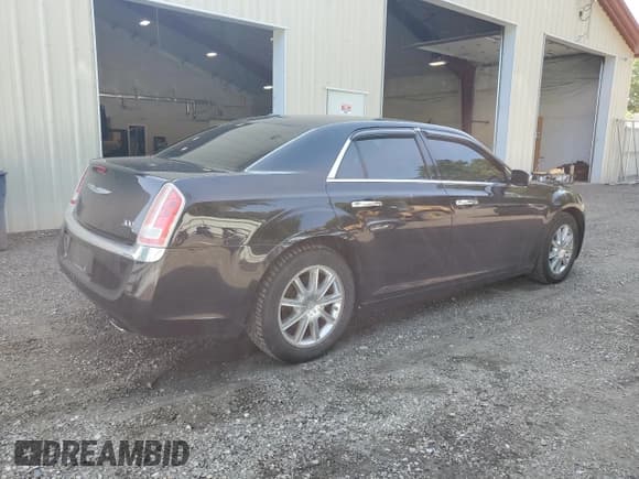 ✅ 2013 Chrysler 300 C • VIN: 2C3CCAKT8DH538193 • Lot: 72040815. Listed on Copart with 178,540 mi. Free auction sales archive from the USA and detailed vehicle history report at DreamBid. Image 3.