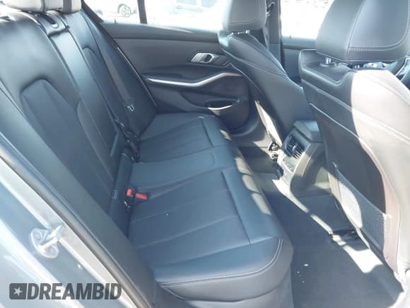 ✅ 2023 BMW 3 Series 330i • VIN: 3MW69FF02P8C98350 • Lot: 43024209. Wystawiony na IAAI z przebiegiem 10 732 mil. Bezpłatny archiwum sprzedaży aukcyjnych z USA i szczegółowy raport historii pojazdu na DreamBid. Zdjęcie 8.