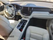 ✅ 2023 Volvo XC60 Plus Bright Theme • VIN: YV4L12DN0P1278409 • Lot: 70273745. Wystawiony na Copart z przebiegiem 18 843 mil. Bezpłatny archiwum sprzedaży aukcyjnych z USA i szczegółowy raport historii pojazdu na DreamBid. Zdjęcie 8.