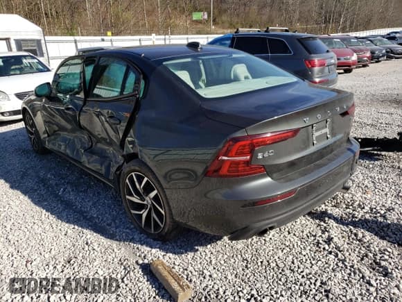 ✅ 2019 Volvo S60 Momentum • VIN: 7JRA22TK9KG015292 • Lot: 66358072. Wystawiony na Copart z przebiegiem 45 886 mil. Bezpłatny archiwum sprzedaży aukcyjnych z USA i szczegółowy raport historii pojazdu na DreamBid. Zdjęcie 3.