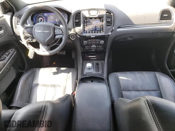 ✅ 2022 Chrysler 300 S • VIN: 2C3CCABT2NH193700 • Lot: 50928305. Wystawiony na Copart z przebiegiem 45 391 mil. Bezpłatny archiwum sprzedaży aukcyjnych z USA i szczegółowy raport historii pojazdu na DreamBid. Zdjęcie 8.