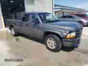 2002 Dodge Dakota Sport z VIN 1B7GL32XX2S588725, wystawiony jako Copart lot #65541345 z przebiegiem 205 568 mil mil oraz Szkoda całkowita • Salvage title. Historia ofert i sprzedaży dostępna na DreamBid. Obrazek 4.