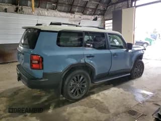 ✅ 2024 Toyota Land Cruiser • VIN: JTEABFAJ9RK010998 • Lot: 92604225. Wystawiony na Copart z przebiegiem 13 826 mil. Bezpłatny archiwum sprzedaży aukcyjnych z USA i szczegółowy raport historii pojazdu na DreamBid. Zdjęcie 3.