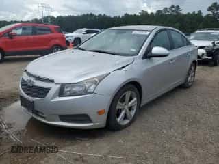 2014 Chevrolet Cruze 2LT z VIN 1G1PE5SB5E7389401, wystawiony jako Copart lot #61292535 z przebiegiem 174 774 mil mil oraz Szkoda całkowita • Salvage title. Historia ofert i sprzedaży dostępna na DreamBid. Obrazek 1.