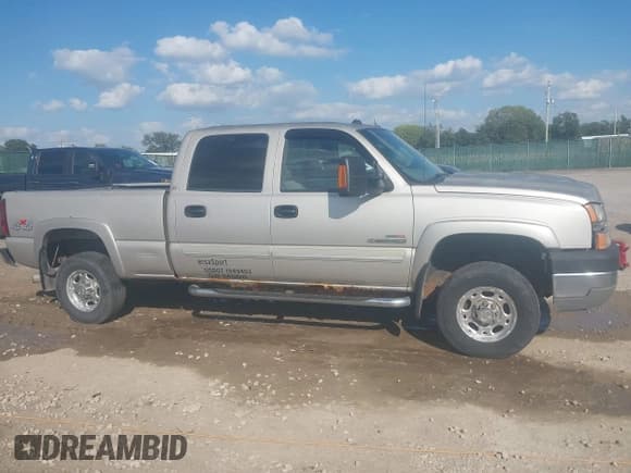 ✅ 2005 Chevrolet Silverado 2500HD LS • VIN: 1GCHK23285F818246 • Lot: 43292468. Wystawiony na IAAI z przebiegiem 255 783 mil. Bezpłatny archiwum sprzedaży aukcyjnych z USA i szczegółowy raport historii pojazdu na DreamBid. Zdjęcie 13.