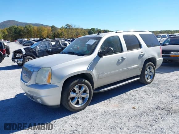 ✅ 2010 GMC Yukon Denali • VIN: 1GKUKEEF7AR202423 • Lot: 43450619. Listed on IAAI with 220,158 mi. Free auction sales archive from the USA and detailed vehicle history report at DreamBid. Image 2.