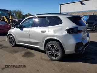 ✅ 2024 BMW X1 • VIN: WBX13EF02R5Y33303 • Lot: 85907235. Wystawiony na Copart z przebiegiem Nie podano. Bezpłatny archiwum sprzedaży aukcyjnych z USA i szczegółowy raport historii pojazdu na DreamBid. Zdjęcie 2.