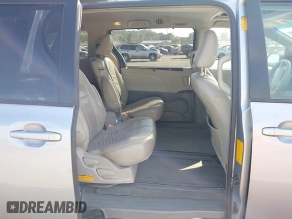 ✅ 2013 Toyota Sienna XLE • VIN: 5TDYK3DC3DS387598 • Lot: 43458952. Wystawiony na IAAI z przebiegiem 324 889 mil. Bezpłatny archiwum sprzedaży aukcyjnych z USA i szczegółowy raport historii pojazdu na DreamBid. Zdjęcie 8.