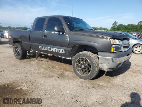 ✅ 2005 Chevrolet Silverado 1500 LS • VIN: 1GCEK19V45E151261 • Lot: 61556275. Wystawiony na Copart z przebiegiem 329 943 mil mil. Skorzystaj z bezpłatnego archiwum sprzedaży aukcyjnych z USA i zobacz szczegółowy raport historii pojazdu na DreamBid. Zdjęcie 4.