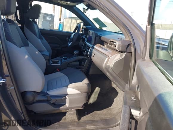 ✅ 2025 Toyota Tacoma SR5 • VIN: 3TMKB5FN3SM037692 • Lot: 43462895. Wystawiony na IAAI z przebiegiem 5 662 mil. Bezpłatny archiwum sprzedaży aukcyjnych z USA i szczegółowy raport historii pojazdu na DreamBid. Zdjęcie 5.