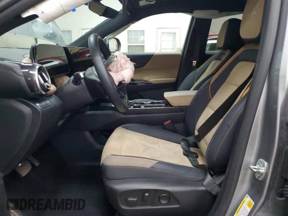 2025 Chevrolet Equinox AWD ACTIV z VIN 3GNAXSEGXSL169800, wystawiony jako Copart lot #84814685 z przebiegiem 18 185 mil mil oraz Szkoda całkowita • Salvage title. Historia ofert i sprzedaży dostępna na DreamBid. Obrazek 7.