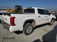 ✅ 2025 Toyota Tundra SR5 • VIN: 5TFLA5DB7SX320137 • Lot: 84996595. Wystawiony na Copart z przebiegiem 5 067 mil. Bezpłatny archiwum sprzedaży aukcyjnych z USA i szczegółowy raport historii pojazdu na DreamBid. Zdjęcie 3.