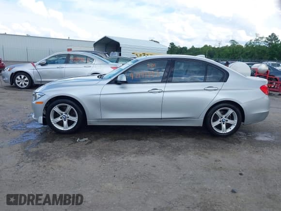 ✅ 2013 BMW 3 Series 328i • VIN: WBA3A5G59DNP21139 • Lot: 42191997. Listed on IAAI with 177,698 mi. Free auction sales archive from the USA and detailed vehicle history report at DreamBid. Image 14.