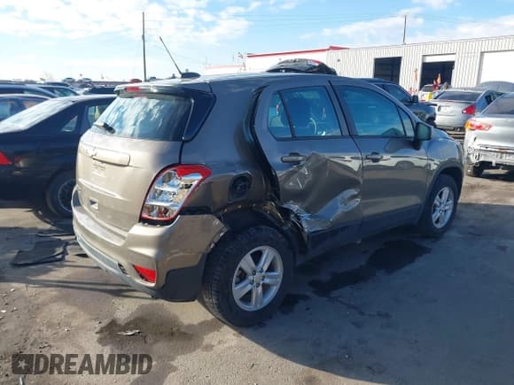 ✅ 2021 Chevrolet Trax LS • VIN: KL7CJNSB1MB358513 • Lot: 43753020. Listed on IAAI with 37,049 mi. Free auction sales archive from the USA and detailed vehicle history report at DreamBid. Image 4.