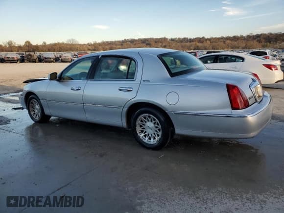 ✅ 1998 Lincoln Town Car Signature • VIN: 1LNFM82W4WY683955 • Lot: 92408325. Listed on Copart with 161,934 mi. Free auction sales archive from the USA and detailed vehicle history report at DreamBid. Image 2.