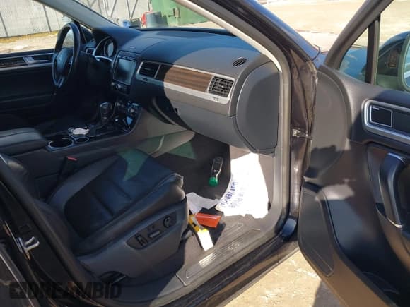 ✅ 2016 Volkswagen Touareg Lux • VIN: WVGEF9BP4GD001508 • Lot: 41850994. Wystawiony na IAAI z przebiegiem 63 355 mil. Bezpłatny archiwum sprzedaży aukcyjnych z USA i szczegółowy raport historii pojazdu na DreamBid. Zdjęcie 5.