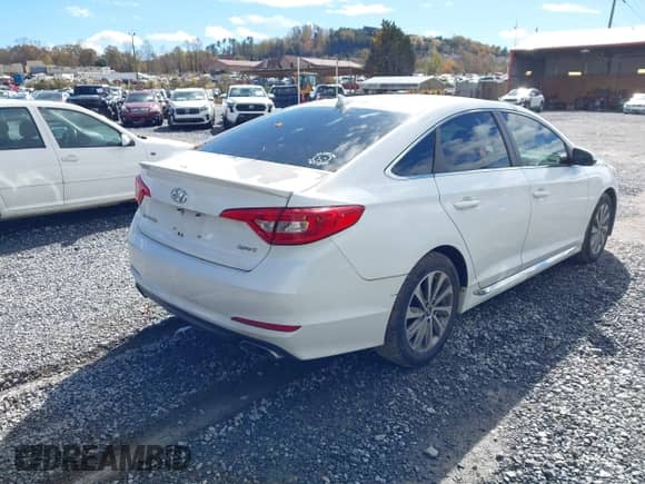 2015 Hyundai Sonata Sport z VIN 5NPE34AF5FH052694, wystawiony jako IAAI lot #43580061 z przebiegiem 209 391 mil mil oraz . Historia ofert i sprzedaży dostępna na DreamBid. Obrazek 4.