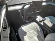 ✅ 2022 Tesla Model 3 Long Range • VIN: 5YJ3E1EB9NF318996 • Lot: 90580795. Wystawiony na Copart z przebiegiem Nie podano. Bezpłatny archiwum sprzedaży aukcyjnych z USA i szczegółowy raport historii pojazdu na DreamBid. Zdjęcie 8.