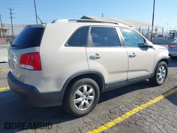 ✅ 2011 Kia Sorento LX • VIN: 5XYKT4A25BG133860 • Lot: 43230265. Listed on IAAI with 166,331 mi. Free auction sales archive from the USA and detailed vehicle history report at DreamBid. Image 4.