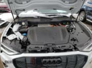 ✅ 2022 Audi e-tron Premium Plus • VIN: WA1LAAGEXNB013894 • Lot: 71918322. Wystawiony na Copart z przebiegiem Nie podano. Bezpłatny archiwum sprzedaży aukcyjnych z USA i szczegółowy raport historii pojazdu na DreamBid. Zdjęcie 12.