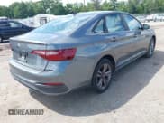 ✅ 2024 Volkswagen Jetta SE • VIN: 3VWEM7BU7RM026847 • Lot: 42722266. Wystawiony na IAAI z przebiegiem 18 730 mil. Bezpłatny archiwum sprzedaży aukcyjnych z USA i szczegółowy raport historii pojazdu na DreamBid. Zdjęcie 4.