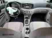 2009 Hyundai Accent Auto GLS z VIN KMHCN46C89U346936, wystawiony jako Copart lot #77882294 z przebiegiem 118 058 mil mil oraz Czysty tytuł • Clean title. Historia ofert i sprzedaży dostępna na DreamBid. Obrazek 8.