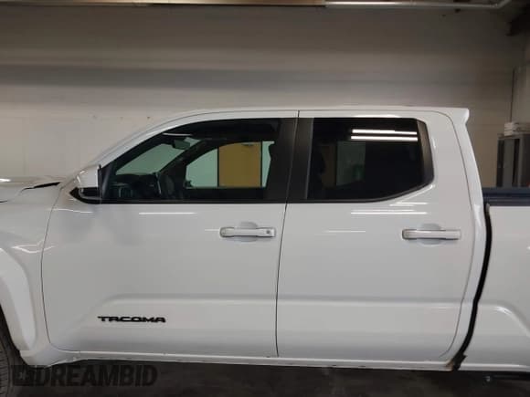 ✅ 2025 Toyota Tacoma SR • VIN: 3TMLB5JN2SM090394 • Лот: 41916312. Опубликован ранее на IAAI с пробегом 840 миль. Бесплатный доступ к архиву аукционных продаж из США и подробный отчёт об истории автомобиля на DreamBid. Изображение 15.