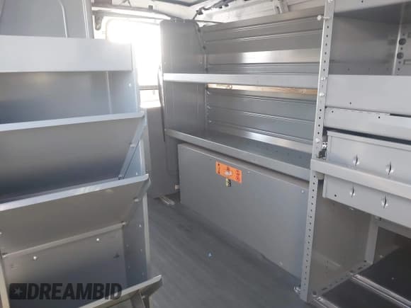 ✅ 2014 Chevrolet Express Cargo • VIN: 1GCWGFCB4E1122593 • Lot: 43475357. Wystawiony na IAAI z przebiegiem 53 810 mil. Bezpłatny archiwum sprzedaży aukcyjnych z USA i szczegółowy raport historii pojazdu na DreamBid. Zdjęcie 8.