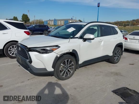 ✅ 2022 Toyota Corolla Cross XLE • VIN: 7MUDAABG1NV035400 • Lot: 43610711. Wystawiony na IAAI z przebiegiem 34 456 mil. Bezpłatny archiwum sprzedaży aukcyjnych z USA i szczegółowy raport historii pojazdu na DreamBid. Zdjęcie 2.