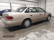 ✅ 1993 Ford Taurus GL • VIN: 1FALP52U1PG153869 • Lot: 43383973. Wystawiony na IAAI z przebiegiem 52 208 mil. Bezpłatny archiwum sprzedaży aukcyjnych z USA i szczegółowy raport historii pojazdu na DreamBid. Zdjęcie 4.