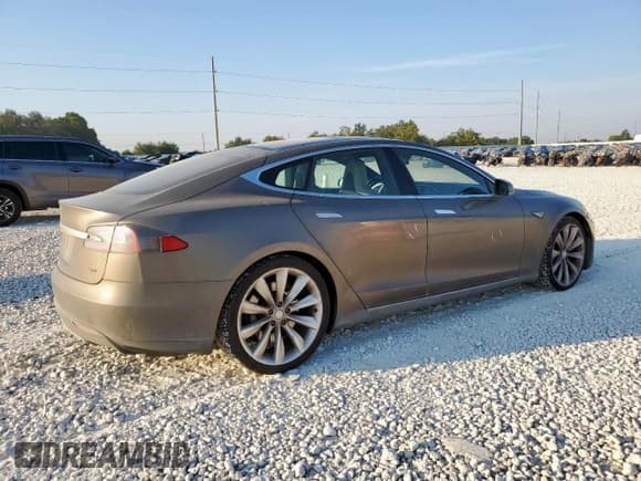 ✅ 2015 Tesla Model S 85D • VIN: 5YJSA1E28FF107829 • Лот: 80302295. Опубликован ранее на Copart с пробегом 136 916 миль. Бесплатный доступ к архиву аукционных продаж из США и подробный отчёт об истории автомобиля на DreamBid. Изображение 3.