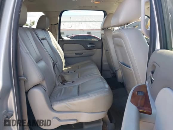 ✅ 2011 Chevrolet Suburban LT • VIN: 1GNSKJE31BR112484 • Lot: 43071981. Listed on IAAI with 235,471 mi. Free auction sales archive from the USA and detailed vehicle history report at DreamBid. Image 8.