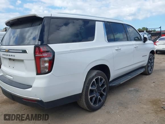 ✅ 2023 Chevrolet Suburban LS • VIN: 1GNSKBKD8PR333445 • Lot: 43424399. Wystawiony na IAAI z przebiegiem 53 712 mil. Bezpłatny archiwum sprzedaży aukcyjnych z USA i szczegółowy raport historii pojazdu na DreamBid. Zdjęcie 4.