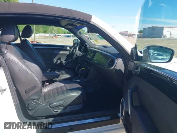 ✅ 2014 Volkswagen Beetle 1.8T • VIN: 3VW517AT6EM818323 • Lot: 42163211. Wystawiony na IAAI z przebiegiem 98 502 mil. Bezpłatny archiwum sprzedaży aukcyjnych z USA i szczegółowy raport historii pojazdu na DreamBid. Zdjęcie 5.